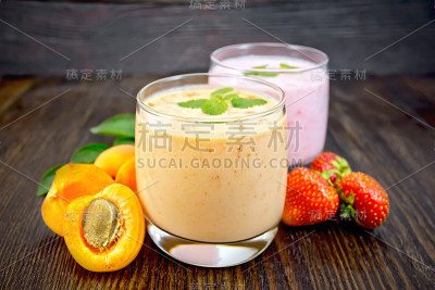 黑板上有杏和草莓奶昔