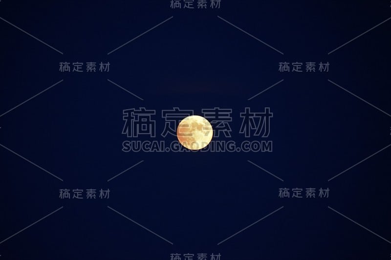 夜空中的满月