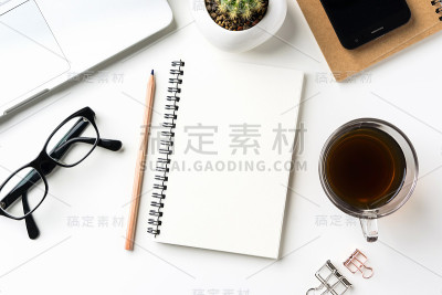 Top view白色桌面背景与笔记本电脑，咖啡，智能手机…