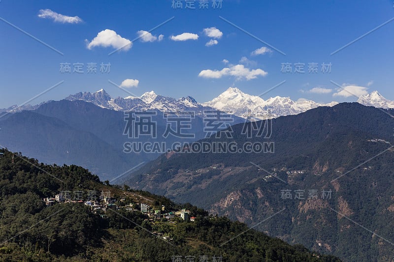 早晨，印度锡金的康城章嘉山和山上的村庄