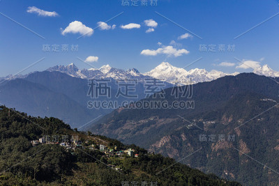 早晨，印度锡金的康城章嘉山和山上的村庄