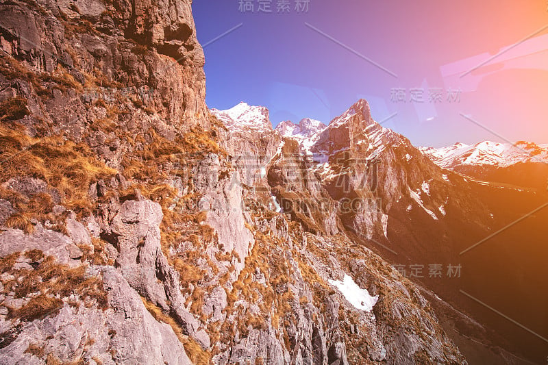 清晨群山的剪影。秋天的山景。美丽的自然景观