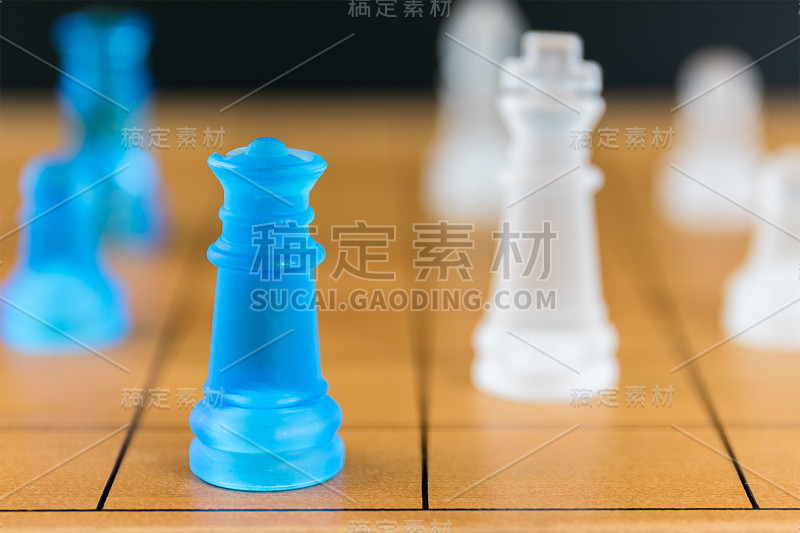 木质棋盘上的国际象棋玻璃杯