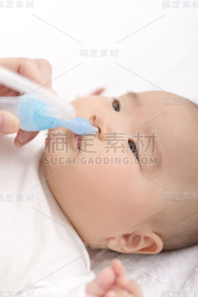吮吸婴儿的流鼻涕