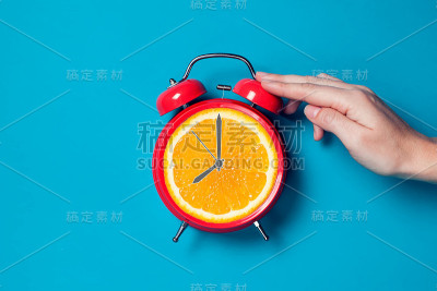 闹钟与橘子水果的地方手表表盘。