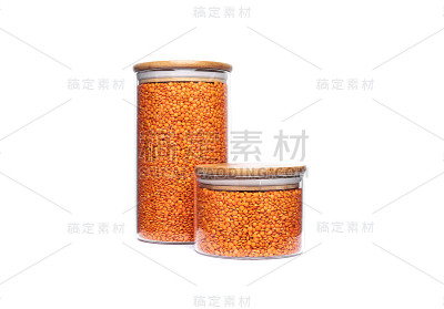 小扁豆在一个玻璃罐中孤立在一个白色的背景
