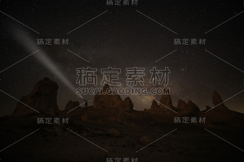 Trona Pinnacles的星空与银河之夜