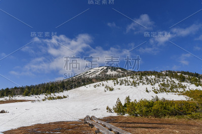 春天从熊泽渡城(Kumazawatashiro)看到的旭门武山(muuchigatake)