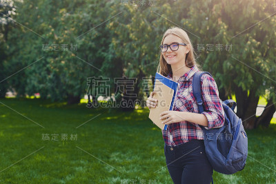 学生女孩与书在公园户外