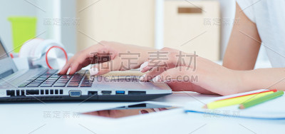 年轻漂亮的女商人在办公室里用笔记本电脑工作。业务，交易市场，工作机会，分析研究，优秀教育，注册会计师