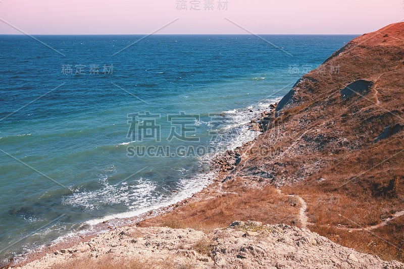 多岩石的海岸。海洋自然景观。从山上看大海。克里米亚