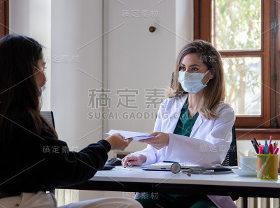 女医生在她的房间里和病人讨论