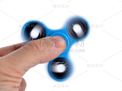 玩一个蓝色的指尖陀螺。
