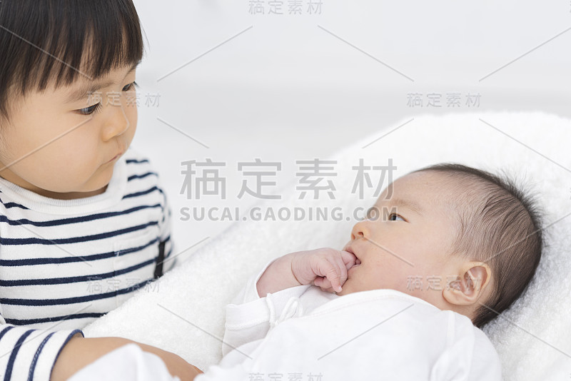 新生婴儿和姐姐