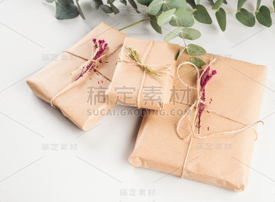 用干花装饰的牛皮纸包装礼品盒