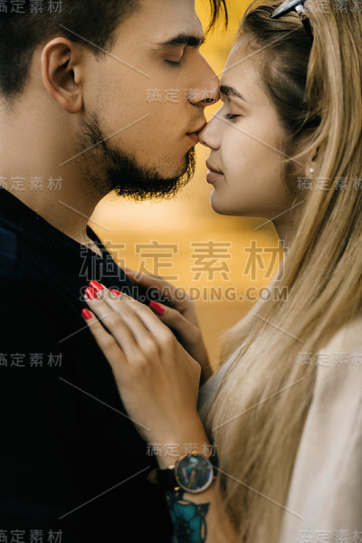 年轻夫妇在秋天的森林里玩耍