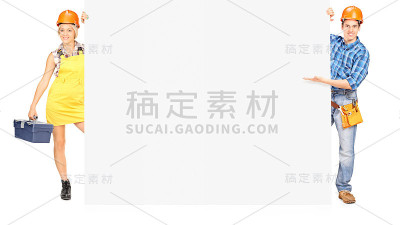 女性和男性工人在面板后面摆姿势