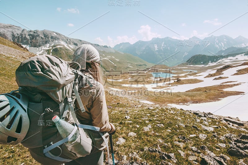 背包客游客登山探险旅行生活方式概念活跃的夏季假期户外运动