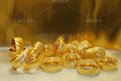 优雅的金手镯。黄色的金子。