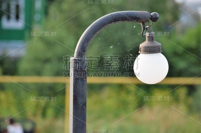 绿色背景上的路灯