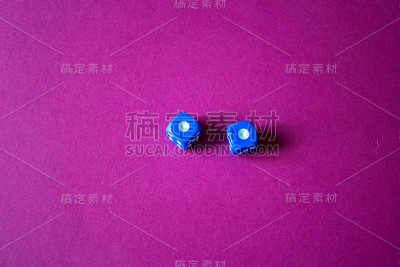 红色背景上的骰子