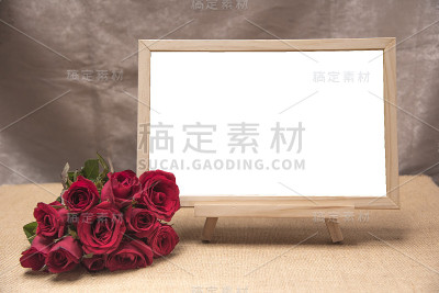 黑板上的玫瑰，