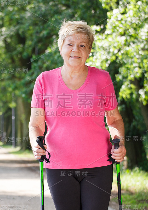老年妇女练习北欧步行，运动生活方式