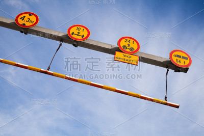 红色和黄色路标和高限横木