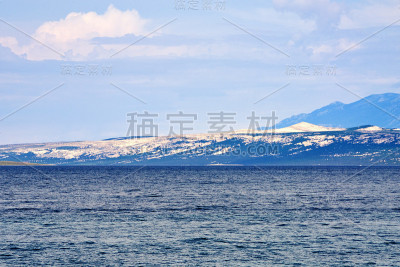 海边的光秃秃的岛屿