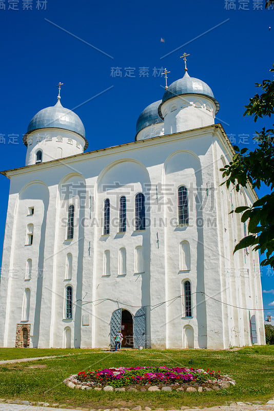 圣乔治(尤里耶夫)修道院，俄罗斯最古老的修道院。它是世界遗产诺夫哥罗德及其周边历史遗迹的一部分。