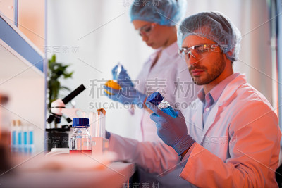 在植物实验室工作的科学家