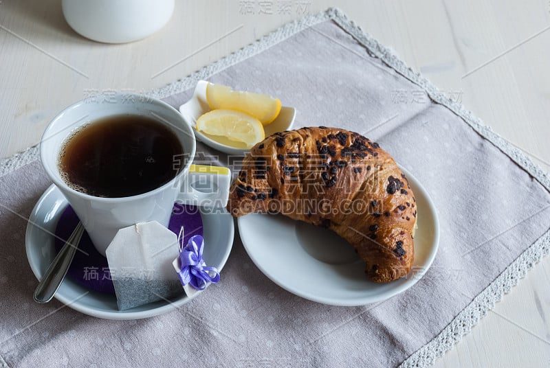 早餐喝一杯茶，吃牛角面包