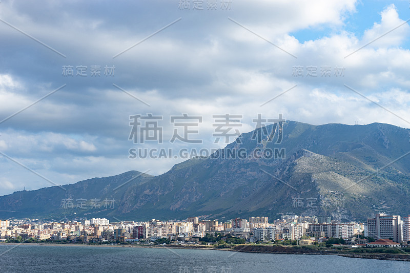 鸟瞰图从巴勒莫海与山和云的背景