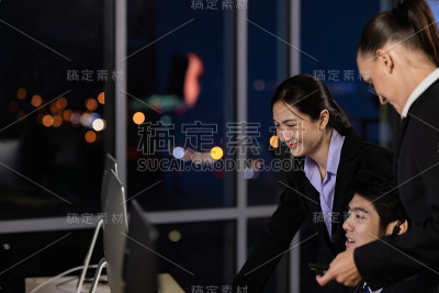 业务团队在呼叫中心办公室加班到深夜。关于夜间业务的概念。