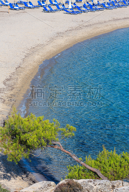 夏日清晨普拉坦尼西海滩(希腊)。