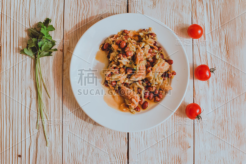 辣椒豆炖肉、卷心菜、面包、红辣椒和大蒜，这是自制健康食品的概念