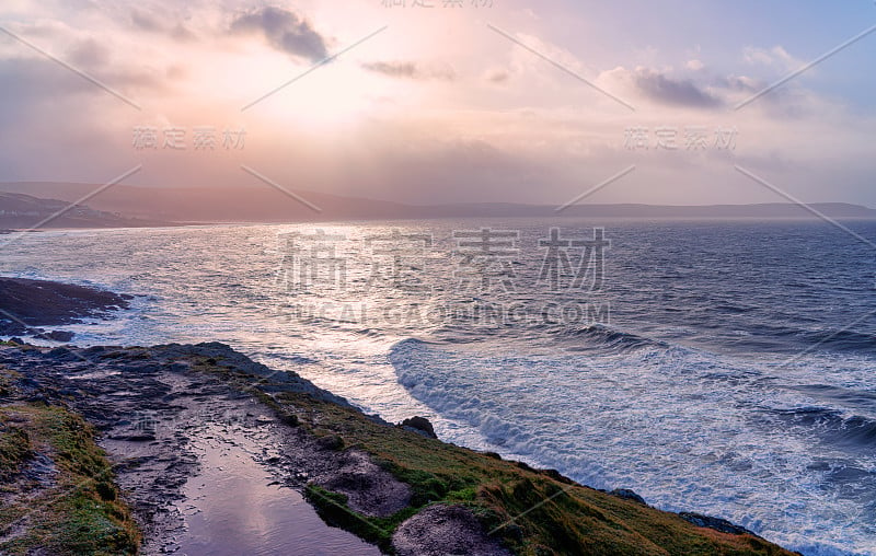 Woolacombe海湾下暴风雨的天空