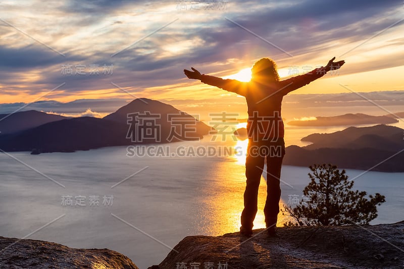 冒险的白人女孩站在山顶上