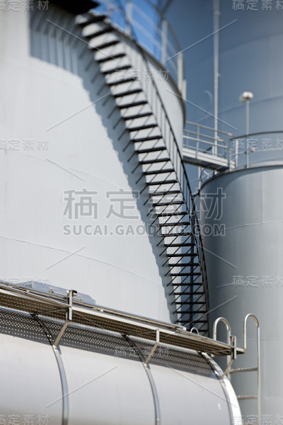 油罐车停在储油罐前面
