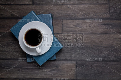 书，杯红茶或