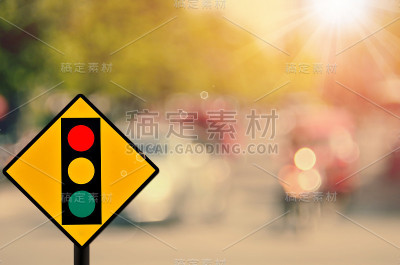 红绿灯标志的抽象背景。