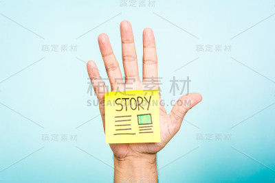 请出示蓝色背景上标题为“故事”的纸条。