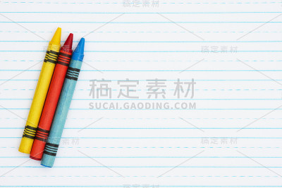 有三支蜡笔的复古衬纸