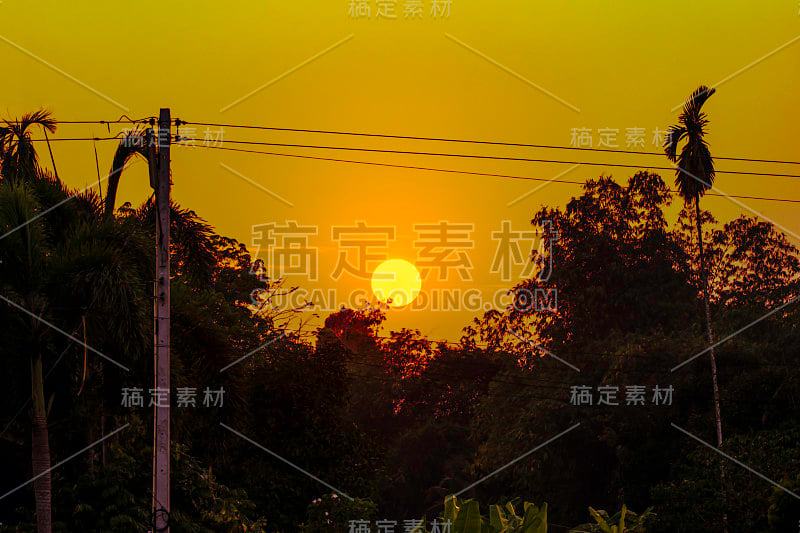 电线杆与剪影日落天空