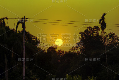 电线杆与剪影日落天空