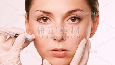面对女性注入。医生手近美画像。沙龙毒素过程。Revilitalization手术