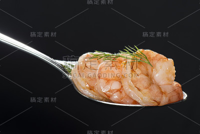 虾在勺子