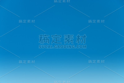 湛蓝的天空。