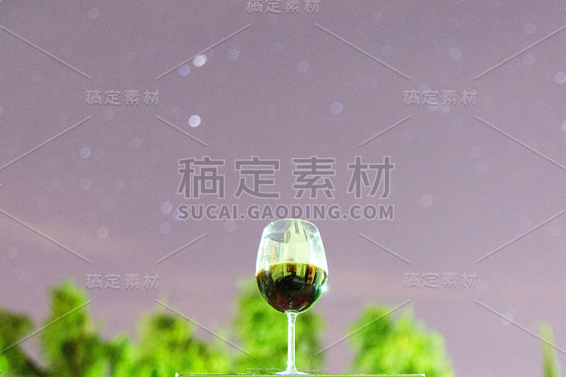 星空下的红酒杯