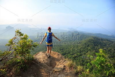 成功的女性徒步旅行者在山顶徒步